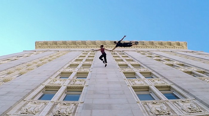 Taniec na ścianie 18 metrowego&nbsp;budynku!