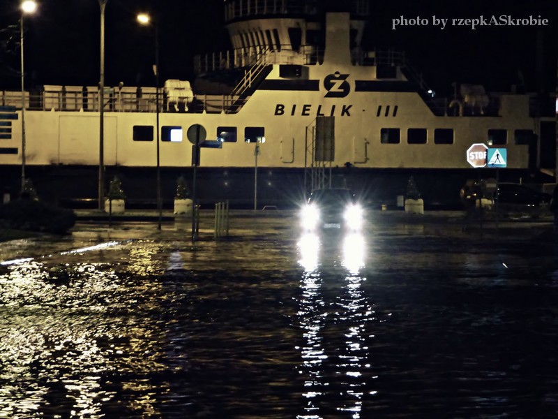 Sztorm na Bałtyku. Woda wdzierała się do&nbsp;miast.