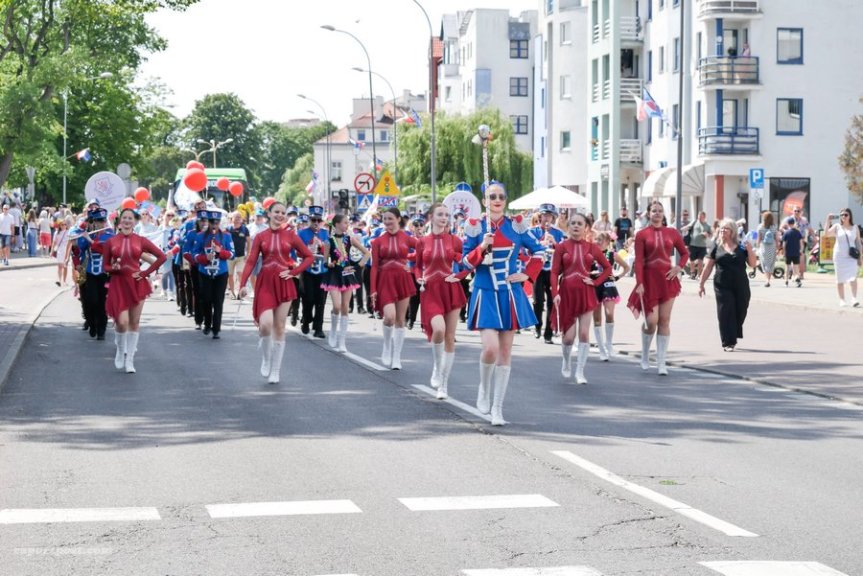 Wyspiarze uczcili 260-lecie Świnoujścia barwnym&nbsp;korowodem